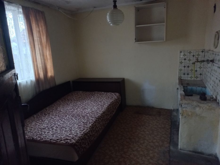 Продавам парцел 1160 кв. с две къщи.