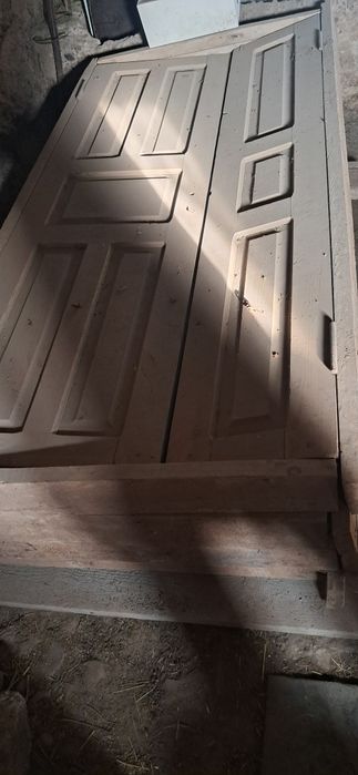 Двери для дома дерево