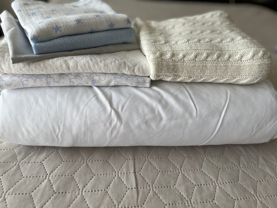 Завивки и възглавница за бебешко легло