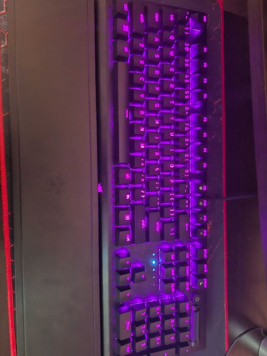 Vand tastatura Black widow v3 folosita max.o săptămână