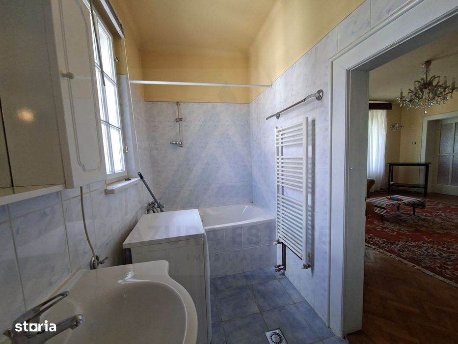 Apartament 4 camere 110 mp utili cu teren aferent si 2 bai Central