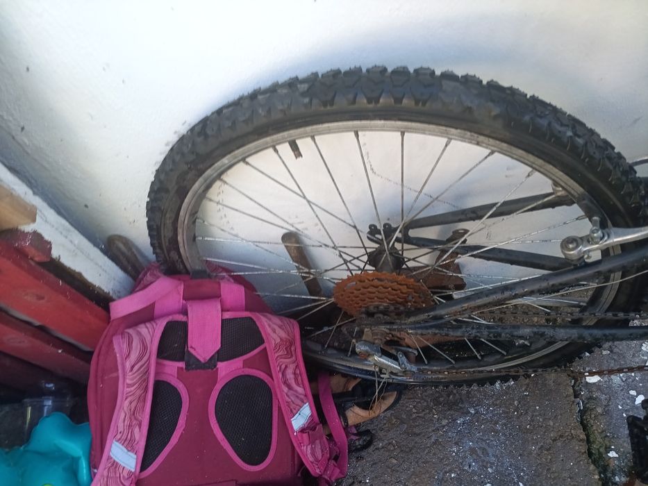 Bicicleta rosie  cu alb