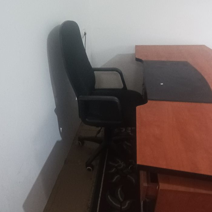 Офис учин стол сотилади