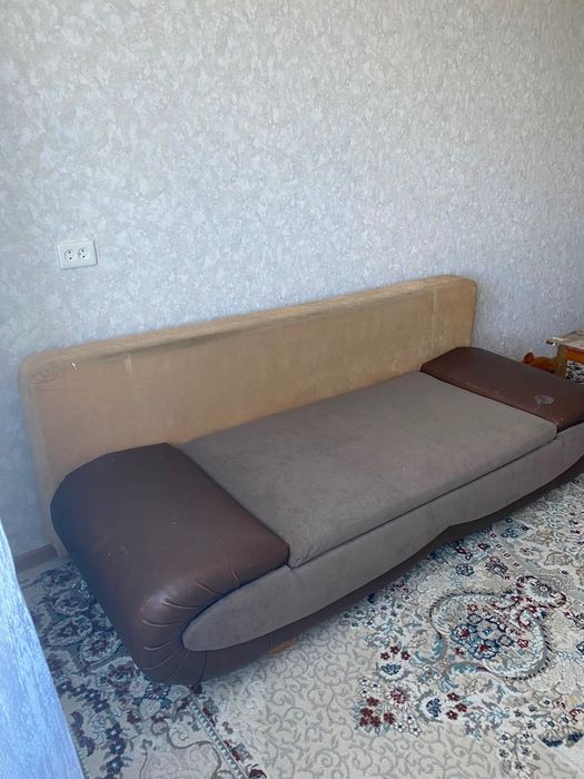 Отдам даром диван и плитку, самовывоз срочно