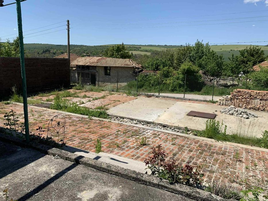 Масивна двуетажна къща