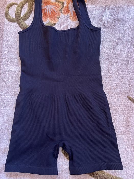 Нов Черен стегнат йога гащеризон