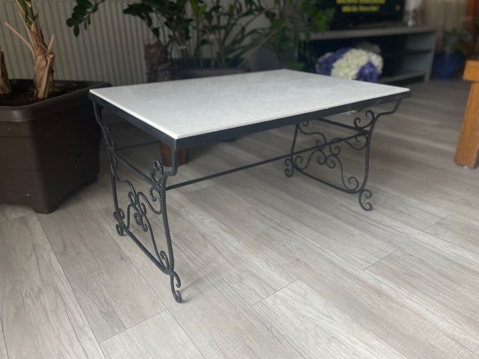 Masā din fier forjat si blat de marmurā lucratā manual