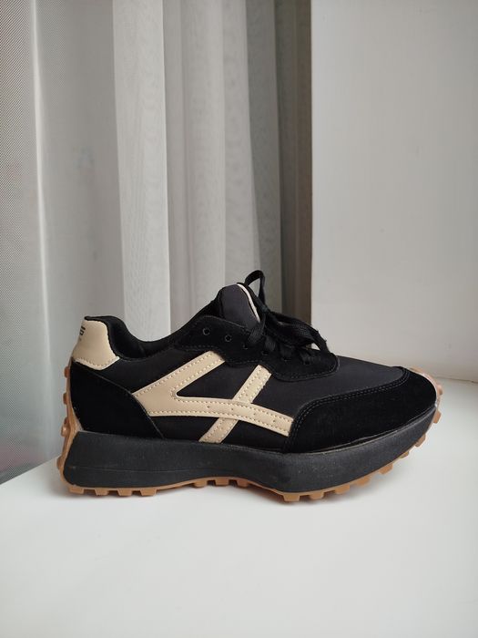 Женские кроссовки