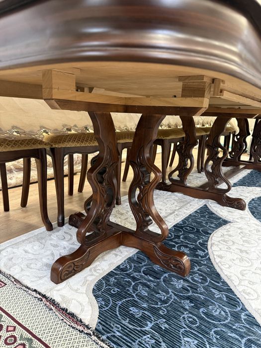 Стол и стулья в отличном состоянии