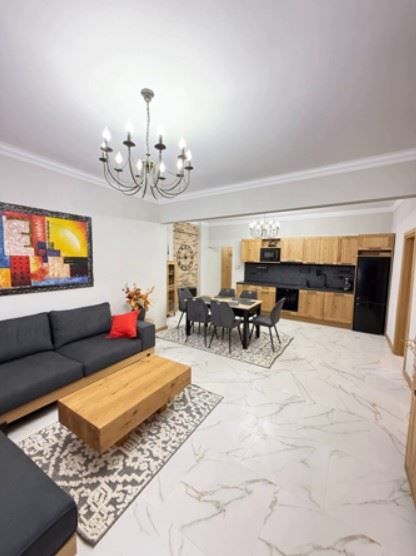 Дава се под наем Тристаен апартамент в София, Център - 120 кв.м за 2223.09 € - Снимка #1