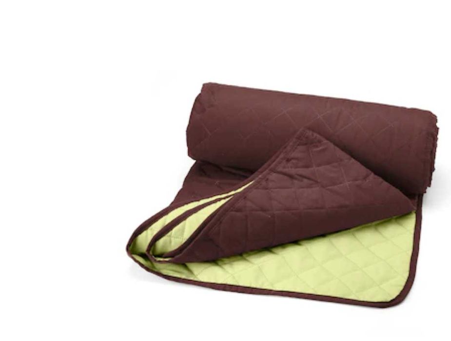 Vând cuvertura matlasată 2 fețe maro/lime