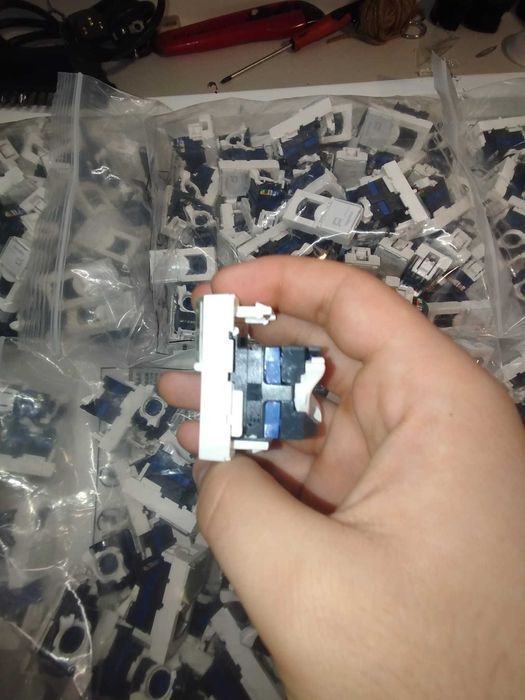 Conector Cat 6 Legrand (REF. 076561]  RJ 45 UTP Alb (300 Buc)