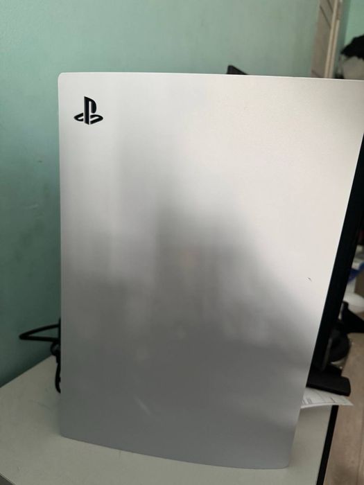 Продам Playstation 5, 2 джойстика, 4 диска