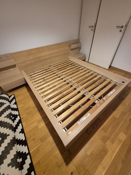 Vând Pat Ikea Malm furnir stejar alb + 2 noptiere