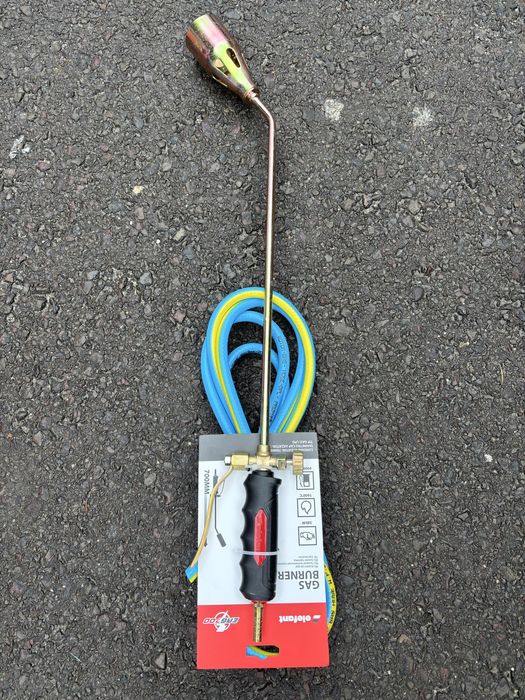 Arzător pentru butelie cu furtun , clapetă și robinet .