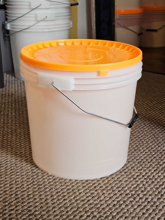 Galeata plastic, 20 l, cu capac si maner metalic