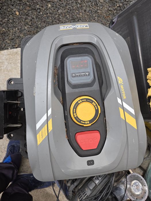 Robot de tuns gazon, cositoare Landxcape Lx792, 600m² Seini • OLX.ro