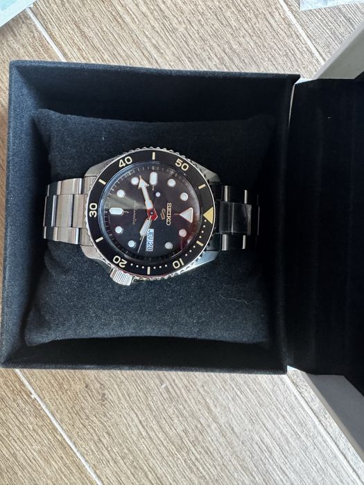 Чисто нов Часовник Seiko SRPD-57K1  с метална каишка
