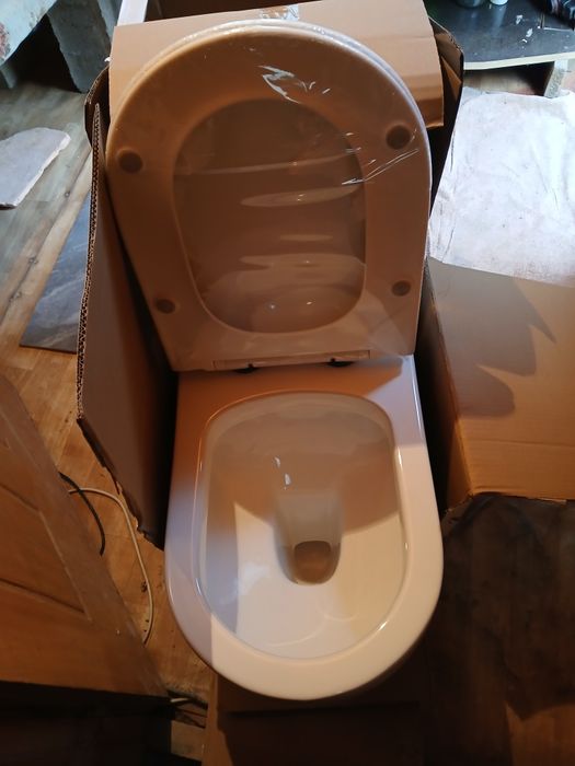 Сантехника..унитаз  новый в упаковке