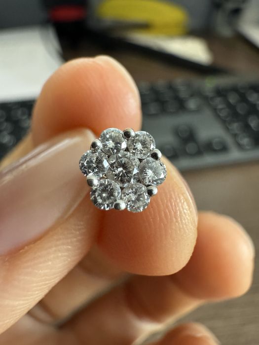 Продам серьги-пуссеты с бриллиантами