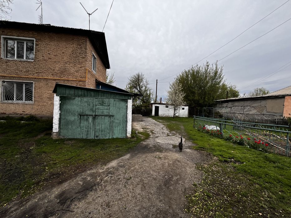 Прдается уютная и светлая квартира в хорошем районе.