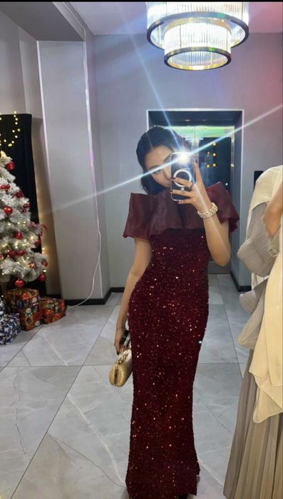 Вечернее платье бордового цвета