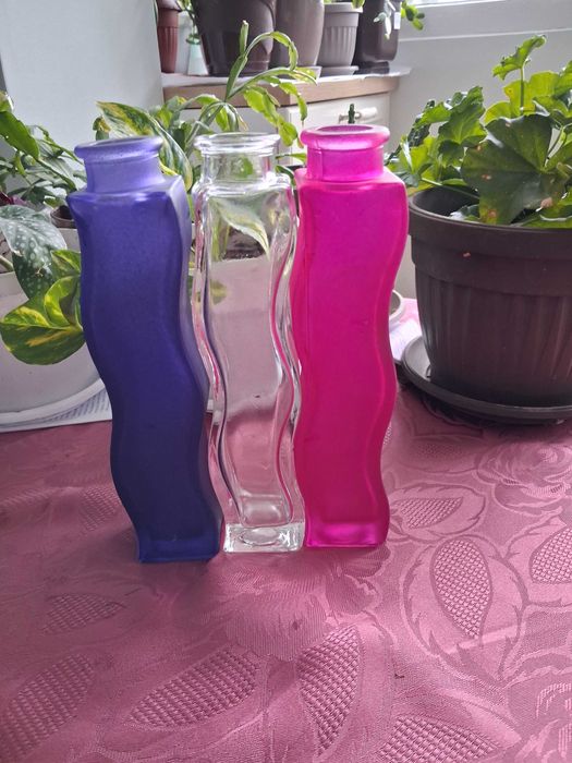 Три цветни стъклени вази
