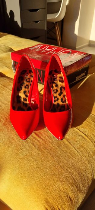 Червени обувки на висок ток Tendenz