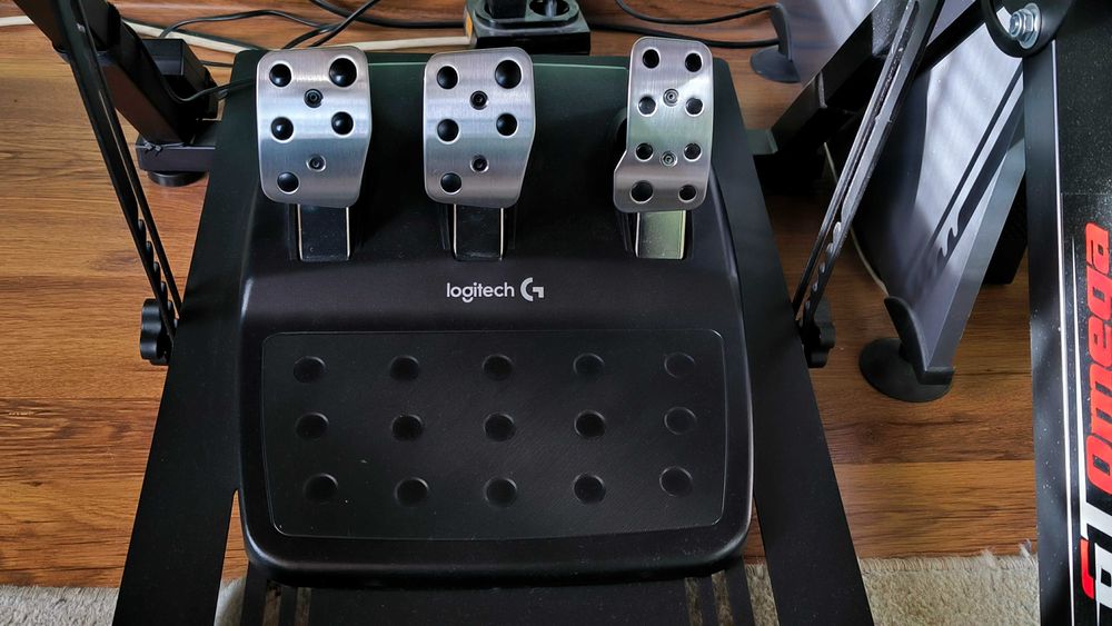 Волан с педали, скоростен лост Logitech G29