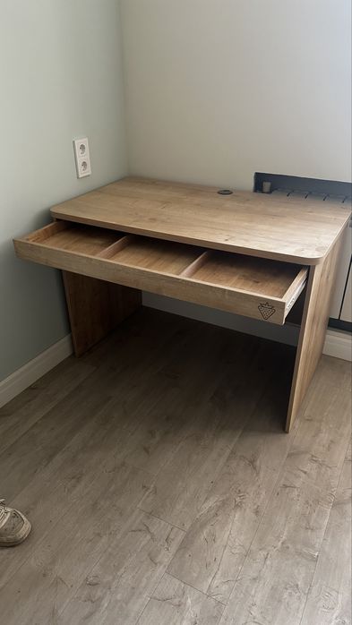 Двухярумная кровать , шкаф , стол