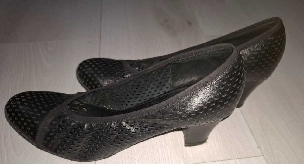 Продам женские туфли