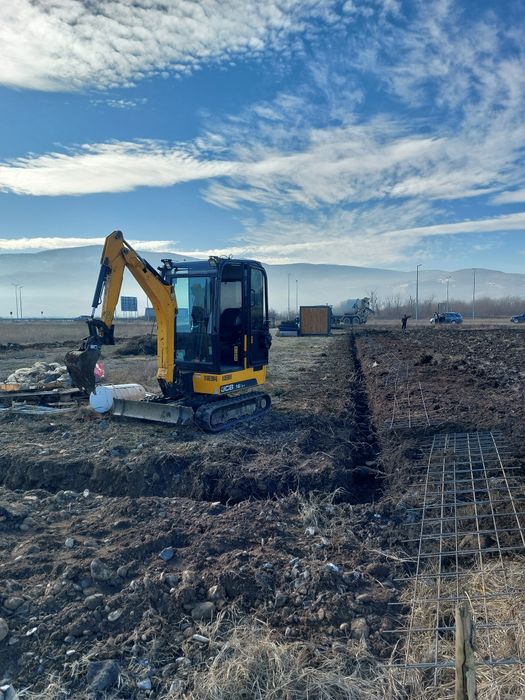Услуги с малък багер