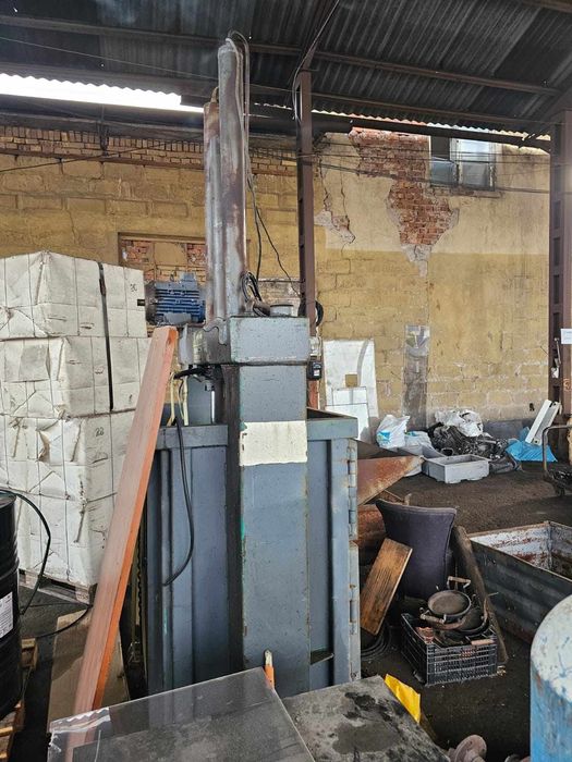 Хидравлична преса / балирка за отпадъци  - рециклирана,работеща