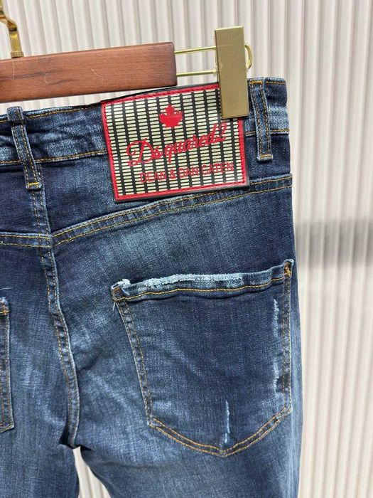 Blugi noi cu eticheta DSQ