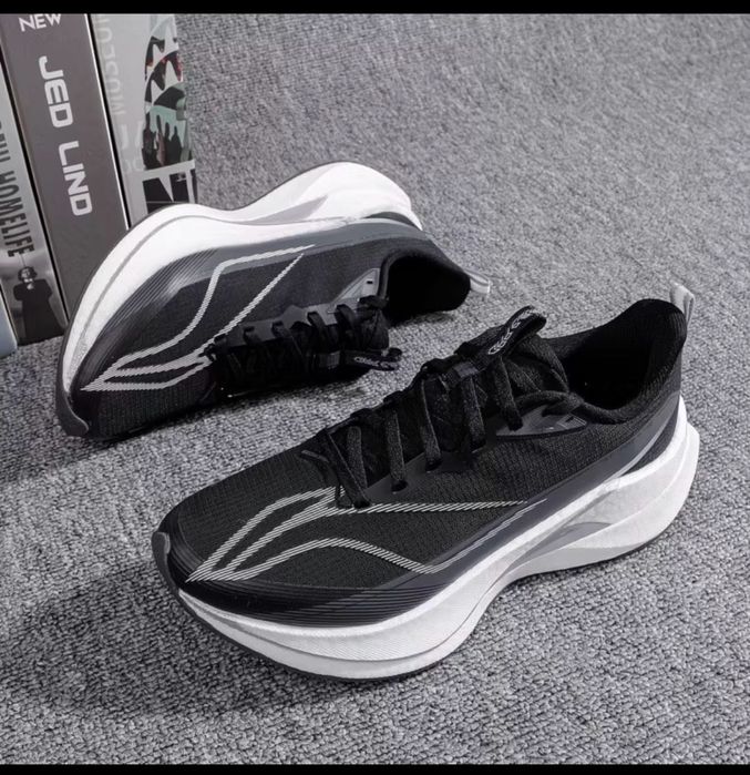 Продам кроссовки Li-ning