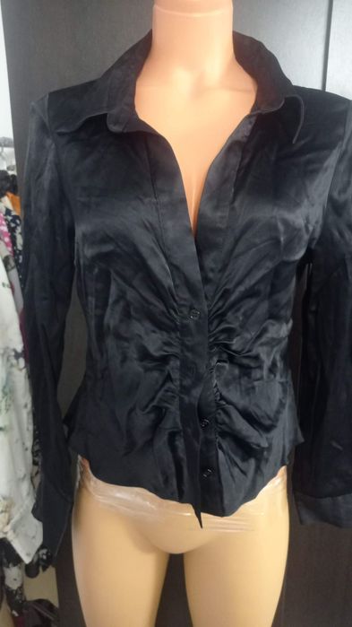 Zara, mătase, pantaloni, noi 150 lei, cămăși 30 lei.