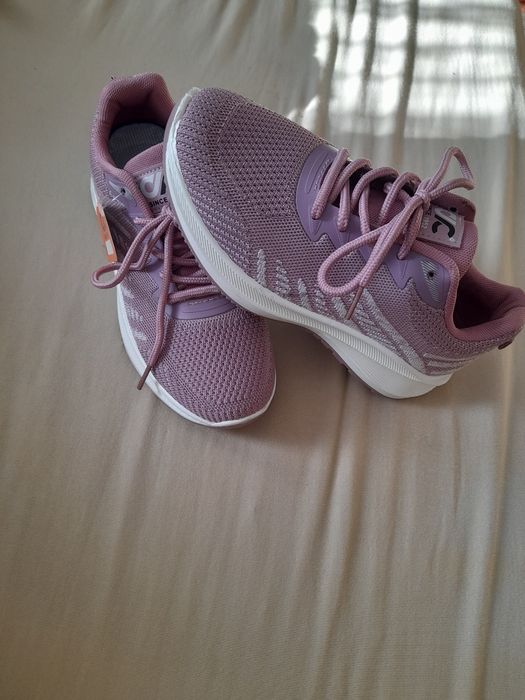 Adidaşi damă nefolosiți