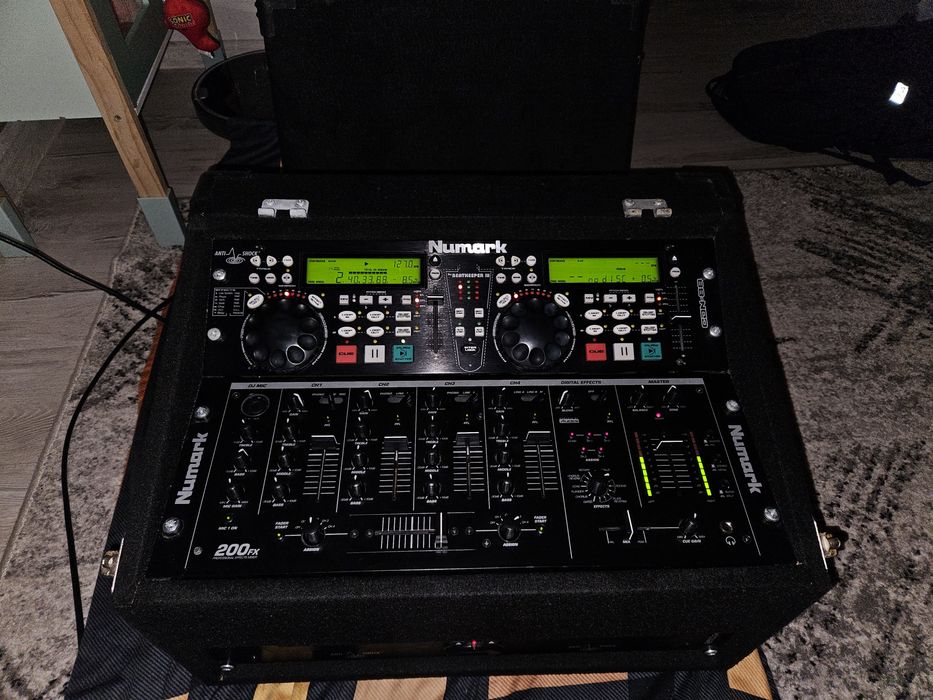 Consolă DJ completă Numark (Mixer 200FX + Dublu CD Player CDN88) în Flight Case