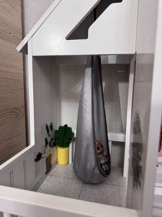 Продам кукольный домик для девочки