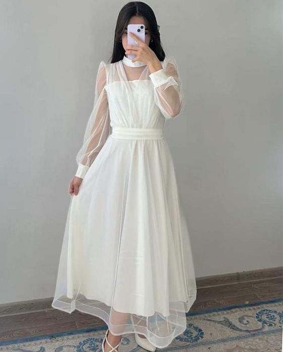 Белое вечернее платье