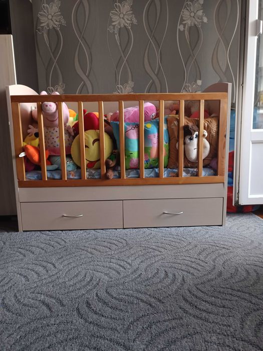 Продавам детско креватче