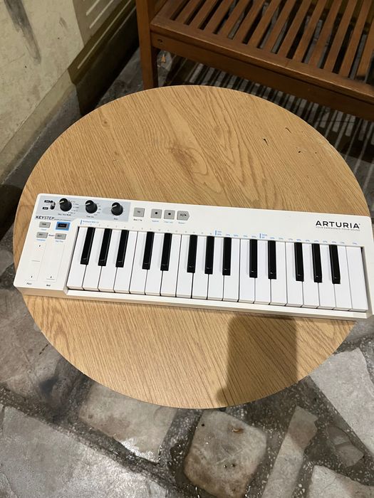 Продавам миди клавиатура arturia keystep 32