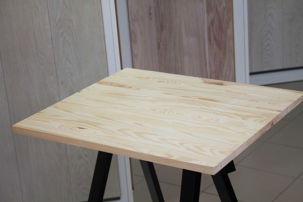 Blat din lemn masiv de pin pentru spatii de lucru/spatii comerciale