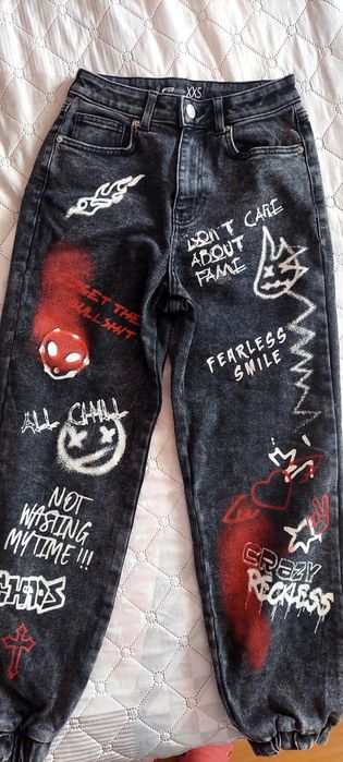 Дънки,  размер ХХS , талия 70см. Обличани са броени пъти.