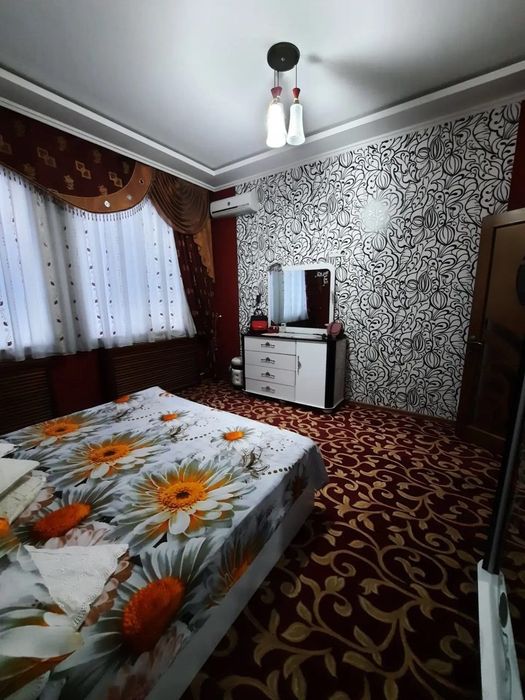 Продаётся спальный гарнитур.
В комплект входят:
Двуспальная кровать;
Б