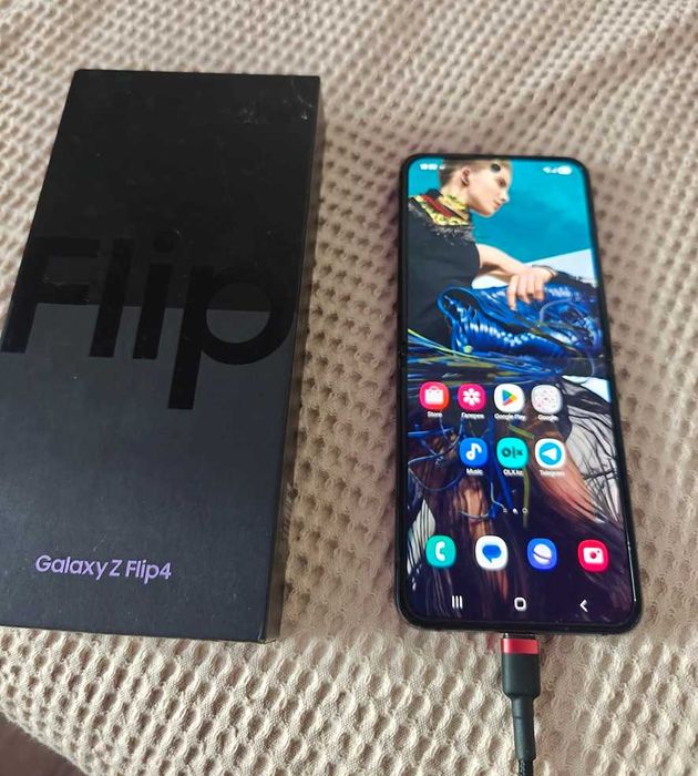 продам телефон Samsung Flip 4 8/256Gb (пятно на экране)