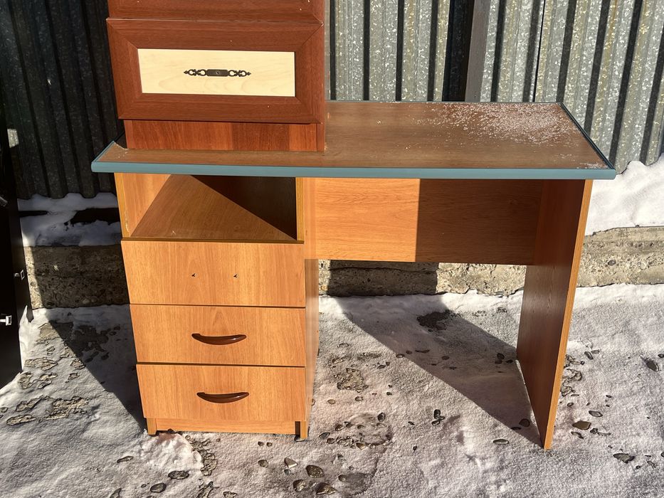 Продам стол для учебы т.д