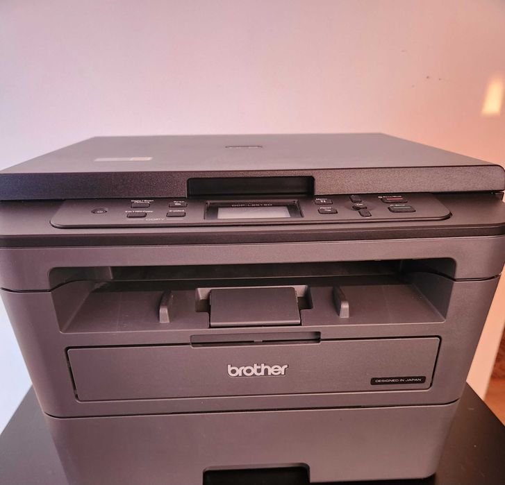 Принтер лазерен - черно-бяло принтиране и копиране, цветен скенер.