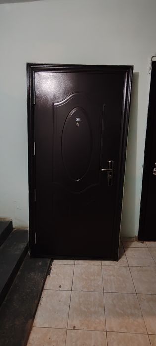 Входная дверь в хорошем состоянии