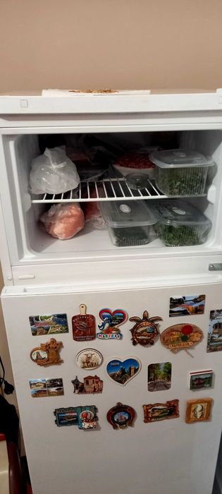 Продавам хладилниk с фризер BEKO